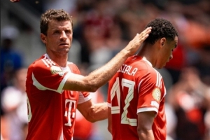 穆勒社媒晒与穆西亚拉合照：祝你早日康复，贾马尔