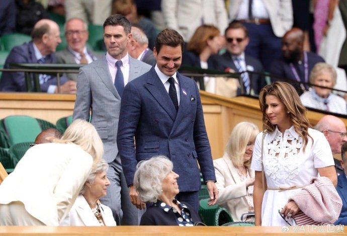 费德勒现身温网观战德约科维奇对阵德米纳尔