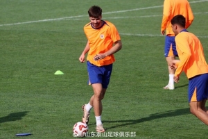 米乐体育-10日下午，山东泰山在基地进行了与深圳新鹏城的赛前训练 ​​​