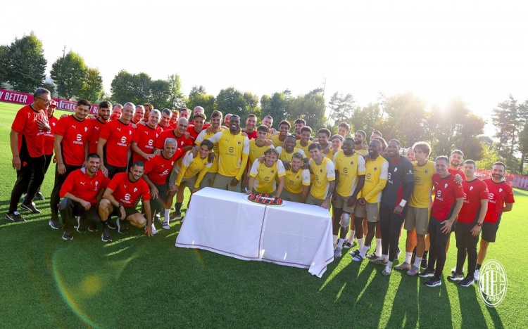 米兰官方更新社交媒体，晒全队为莫德里奇过40岁生日