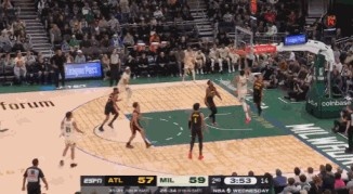 米乐APP-根本拦不住！字母哥突破举火烧天单臂劈扣继续得分