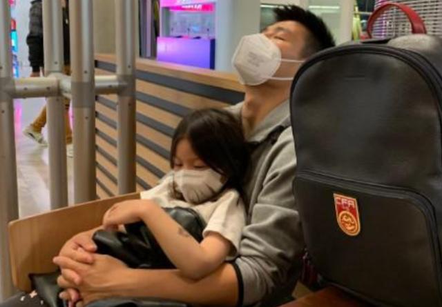 米乐-武磊深夜回国已通过防疫检查 今日将于国家队会合